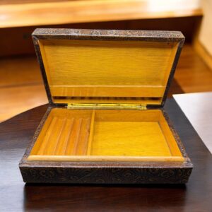 Ancienne boite à cigarettes / à cigares en véritable cuir et bois - Décor marin en relief - Collection - Décoration - Vintage