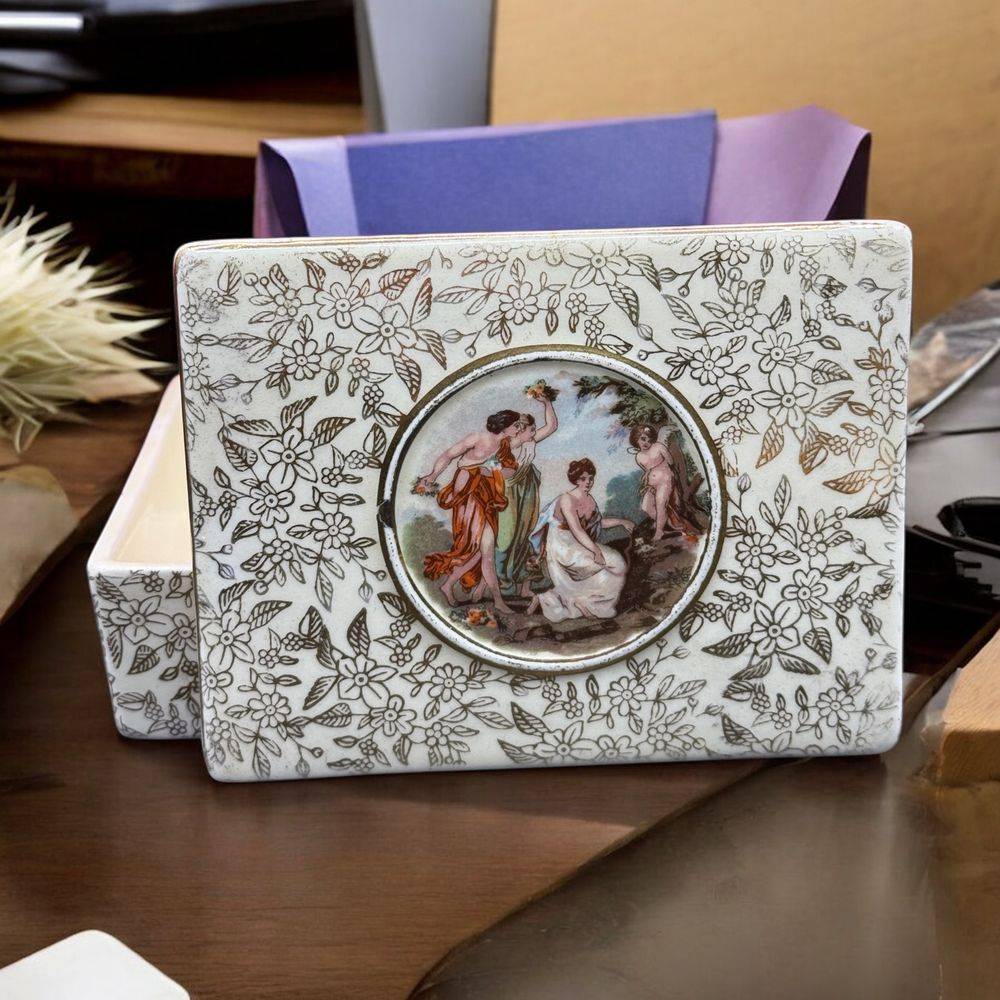Ravissante boîte à bijoux en porcelaine - Empire anglaise des années 1940 - Ornée de fleurs et de feuilles dorées et d'une scène romantique sur le couvercle - Numérotée - Collection - Décoration