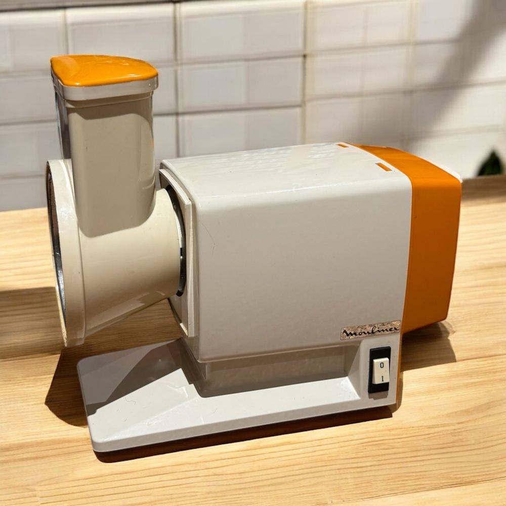 Ancien Robot multifonction Moulinex Jeannette (1) avec râpes à légumes - Orange - Vintage des années 70 - Fonctionne parfaitement - Décoration - Collection