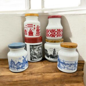 Ensemble / Lot de six anciens pots à moutarde en opaline blanche - Décors différents - Circa 1970 - Décoration - Collection - Vintage