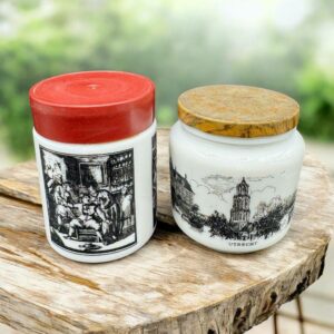 Ensemble / Lot de deux anciens pots à moutarde en opaline blanche - Décors noirs différents - Circa 1970 - Décoration - Collection - Vintage