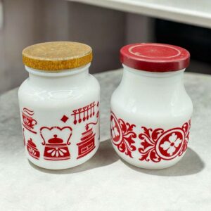 Ensemble / Lot de deux anciens pots à moutarde en opaline blanche - Décors rouges différents - Circa 1970 - Décoration - Collection - Vintage