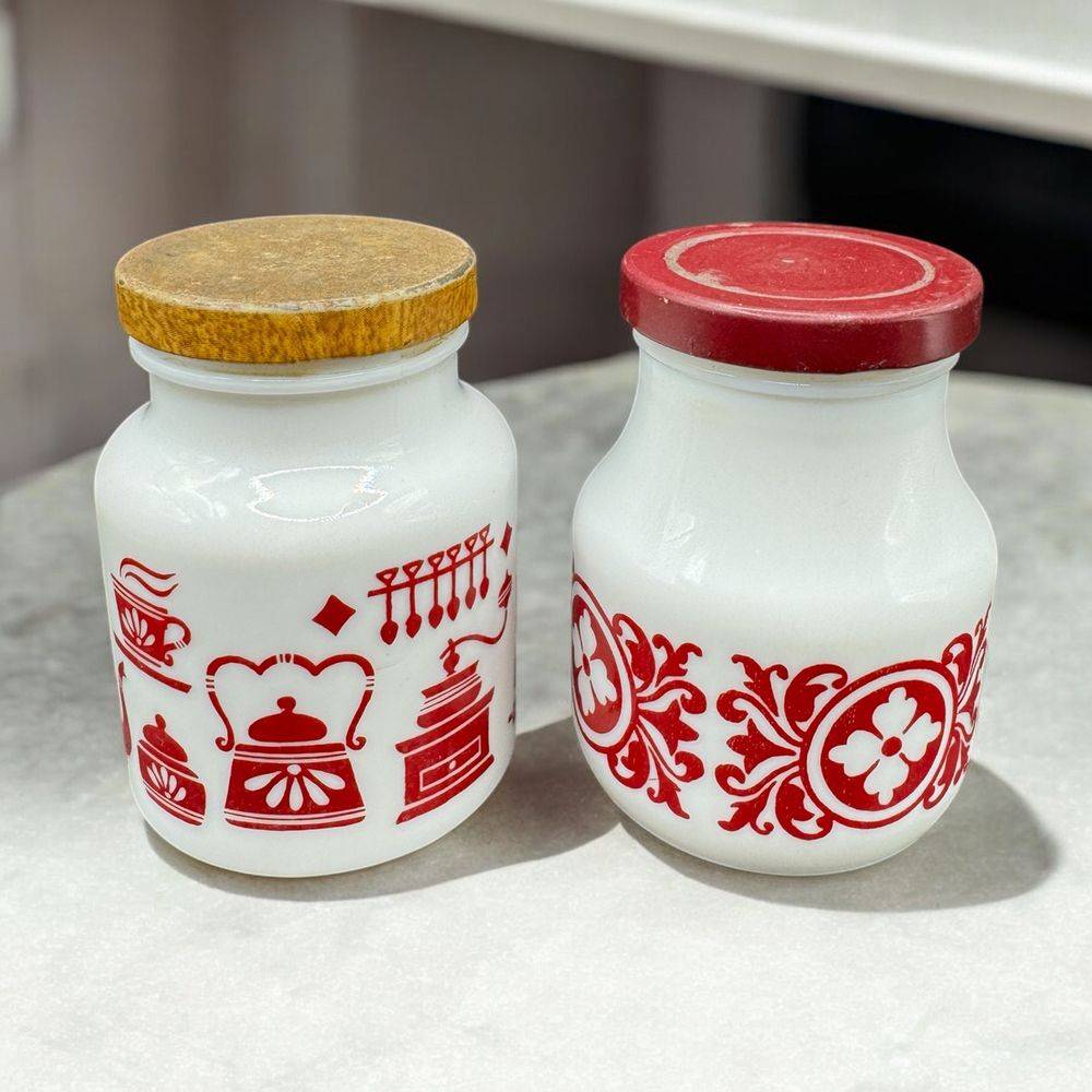 Ensemble / Lot de deux anciens pots à moutarde en opaline blanche - Décors rouges différents - Circa 1970 - Décoration - Collection - Vintage