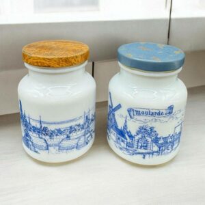 Ensemble / Lot de deux anciens pots à moutarde en opaline blanche - Décors bleu différents - Circa 1970 - Décoration - Collection - Vintage