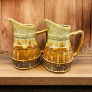 Ensemble / Lot de deux anciens Pichets en grès flammé - 1/3 de litre - En forme de petit tonneau - Circa 1970 - Décoration bar bistrot - Collection - Vintage