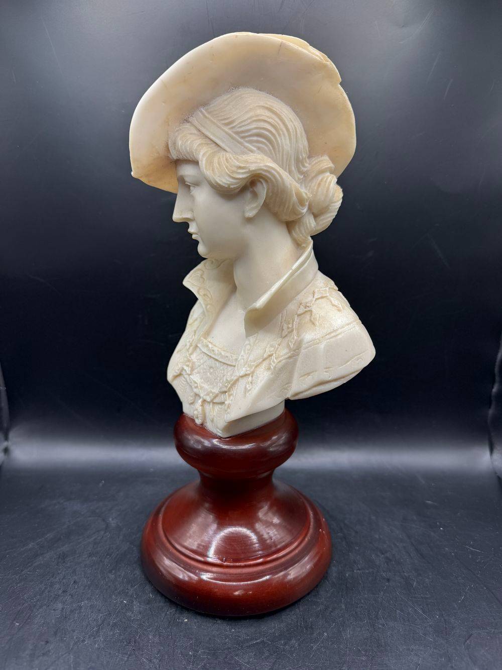 Ancien buste en Albâtre " Femme élégante au chapeau " sur son Socle en pierre dure - Collection - Décoration - Vintage – Image 2