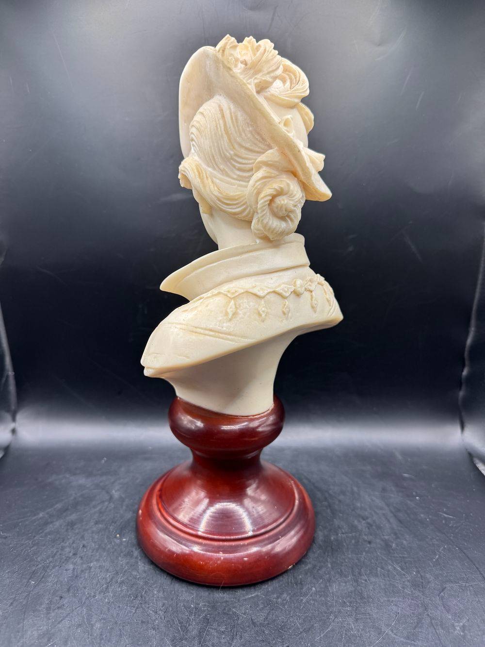 Ancien buste en Albâtre " Femme élégante au chapeau " sur son Socle en pierre dure - Collection - Décoration - Vintage – Image 3