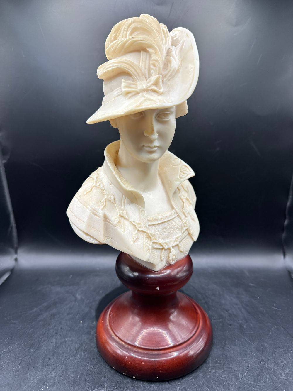 Ancien buste en Albâtre " Femme élégante au chapeau " sur son Socle en pierre dure - Collection - Décoration - Vintage – Image 5
