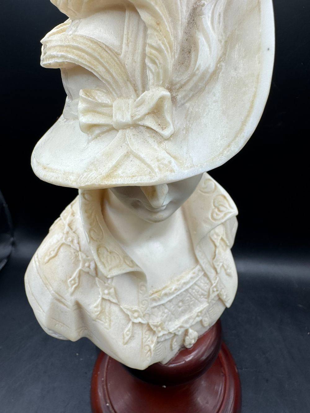 Ancien buste en Albâtre " Femme élégante au chapeau " sur son Socle en pierre dure - Collection - Décoration - Vintage – Image 6
