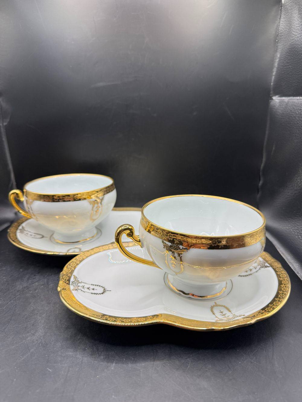 Ensemble de deux rares et anciens déjeuners en porcelaine de Limoges - France - Décor Or “rehaussé main” - Introuvables en l'état - Estampille dorée - Décoration - Collection – Image 2