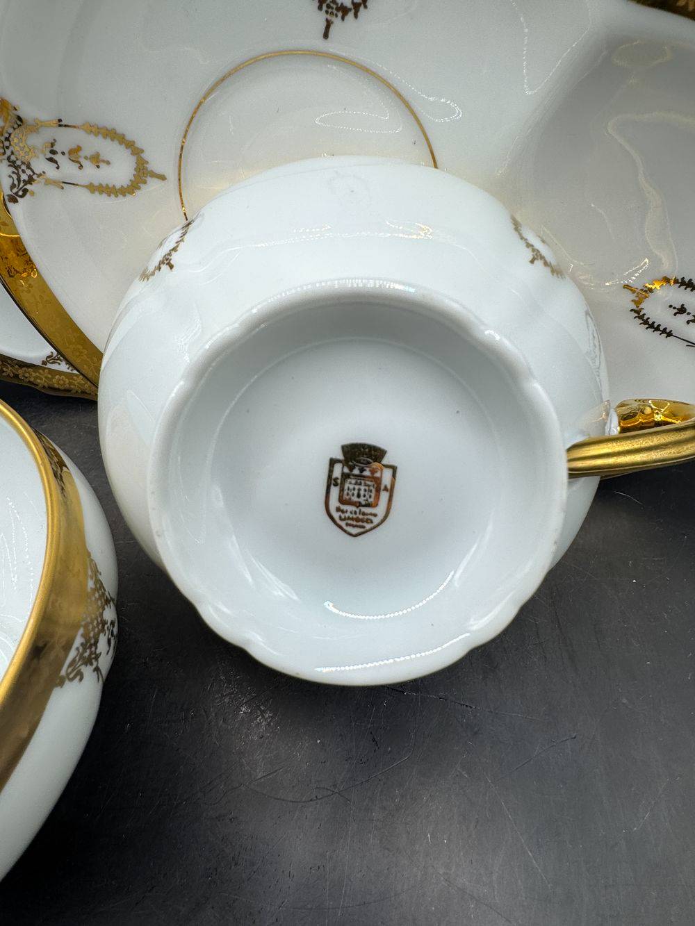 Ensemble de deux rares et anciens déjeuners en porcelaine de Limoges - France - Décor Or “rehaussé main” - Introuvables en l'état - Estampille dorée - Décoration - Collection – Image 7