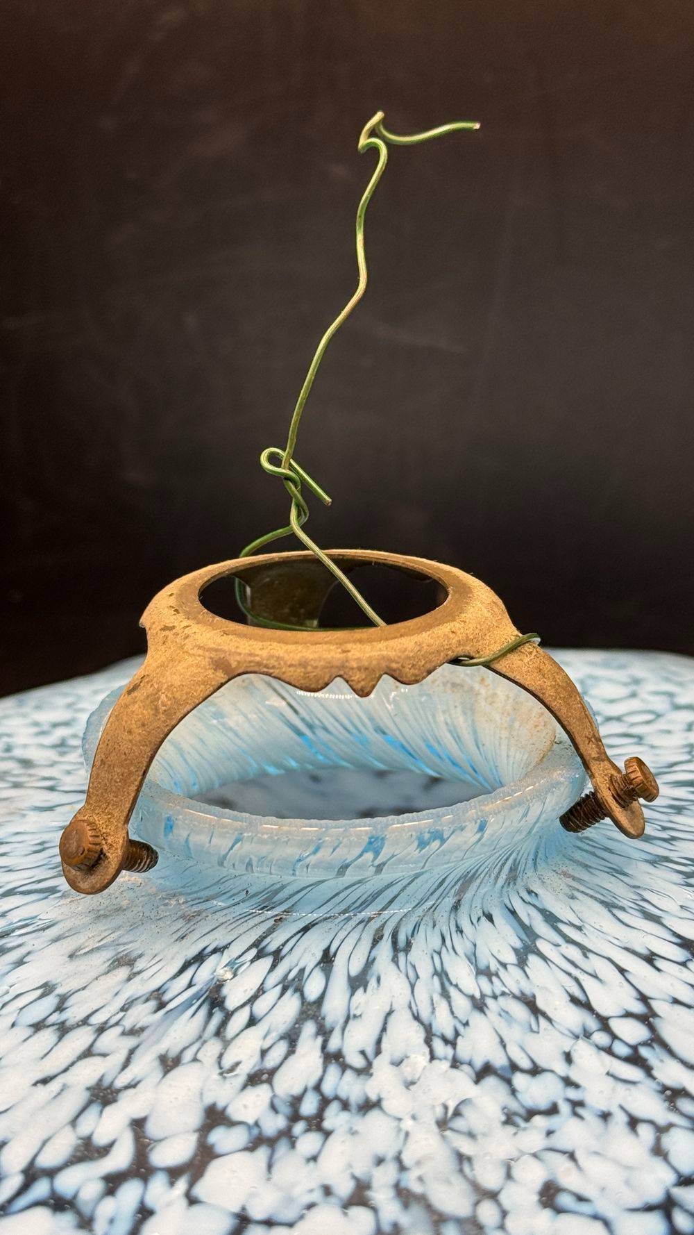 Ancien Abat-jour (suspension) corole en verre Clichy - Opaline bleue - Avec « griffe » en laiton d'origine - Des années 1930/40 - Décoration - Collection – Image 6