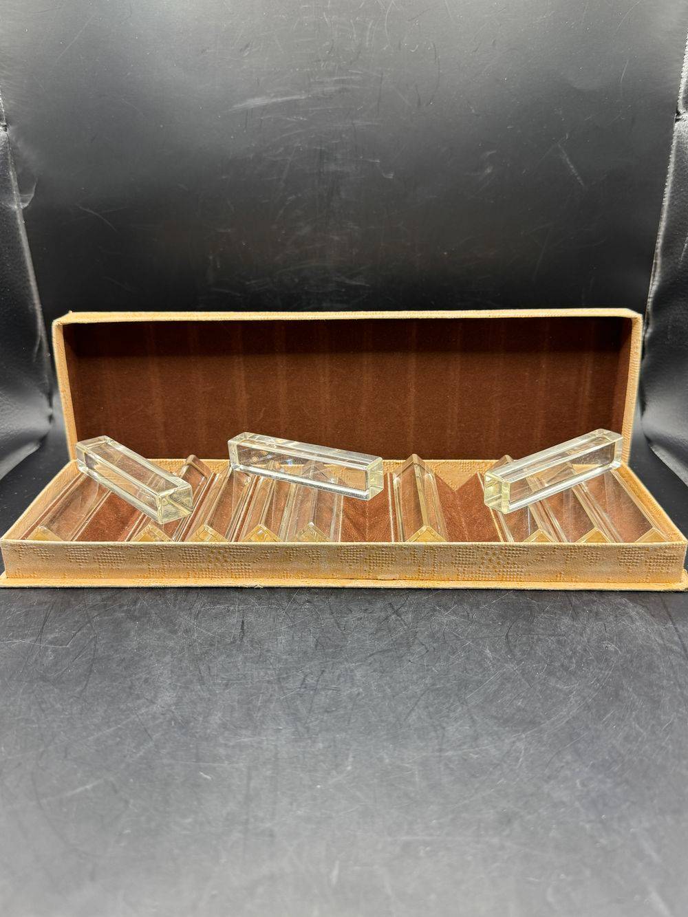 Ensemble / lot de douze (12) portes couteau (dans leur écrin d'origine) - Carrés en verre translucide - Achetés dans les années 50 au Bon Marché à Paris - Décoration - Collection – Image 3