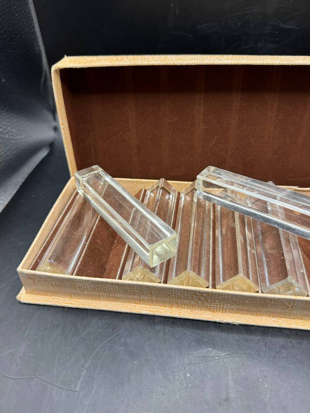 Ensemble / lot de douze (12) portes couteau (dans leur écrin d'origine) - Carrés en verre translucide - Achetés dans les années 50 au Bon Marché à Paris - Décoration - Collection – Image 4