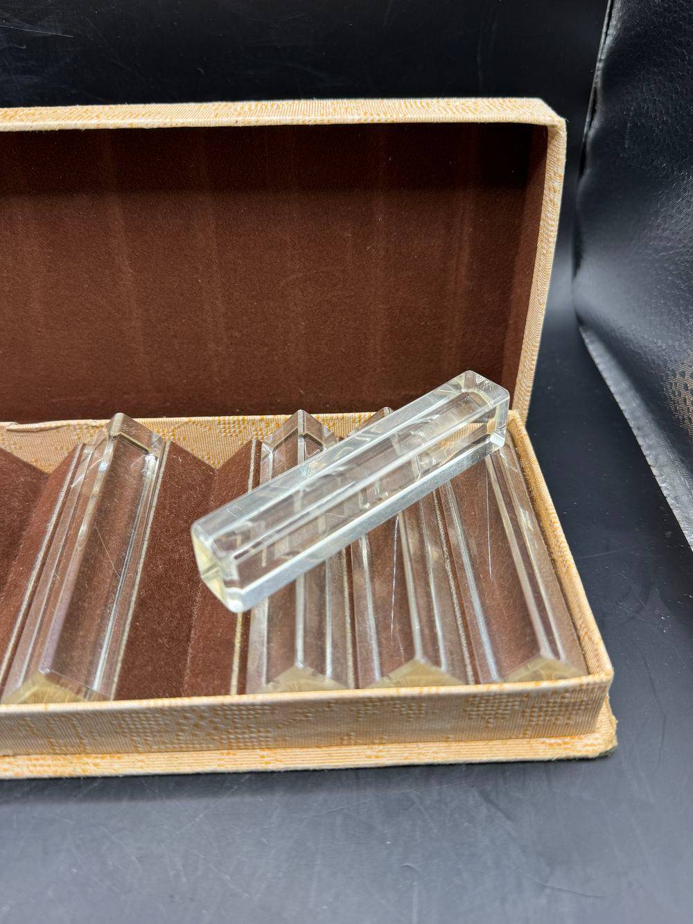 Ensemble / lot de douze (12) portes couteau (dans leur écrin d'origine) - Carrés en verre translucide - Achetés dans les années 50 au Bon Marché à Paris - Décoration - Collection – Image 5