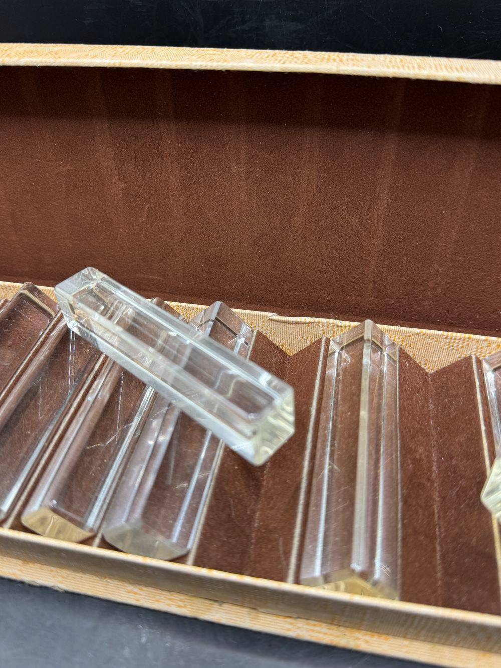 Ensemble / lot de douze (12) portes couteau (dans leur écrin d'origine) - Carrés en verre translucide - Achetés dans les années 50 au Bon Marché à Paris - Décoration - Collection – Image 6