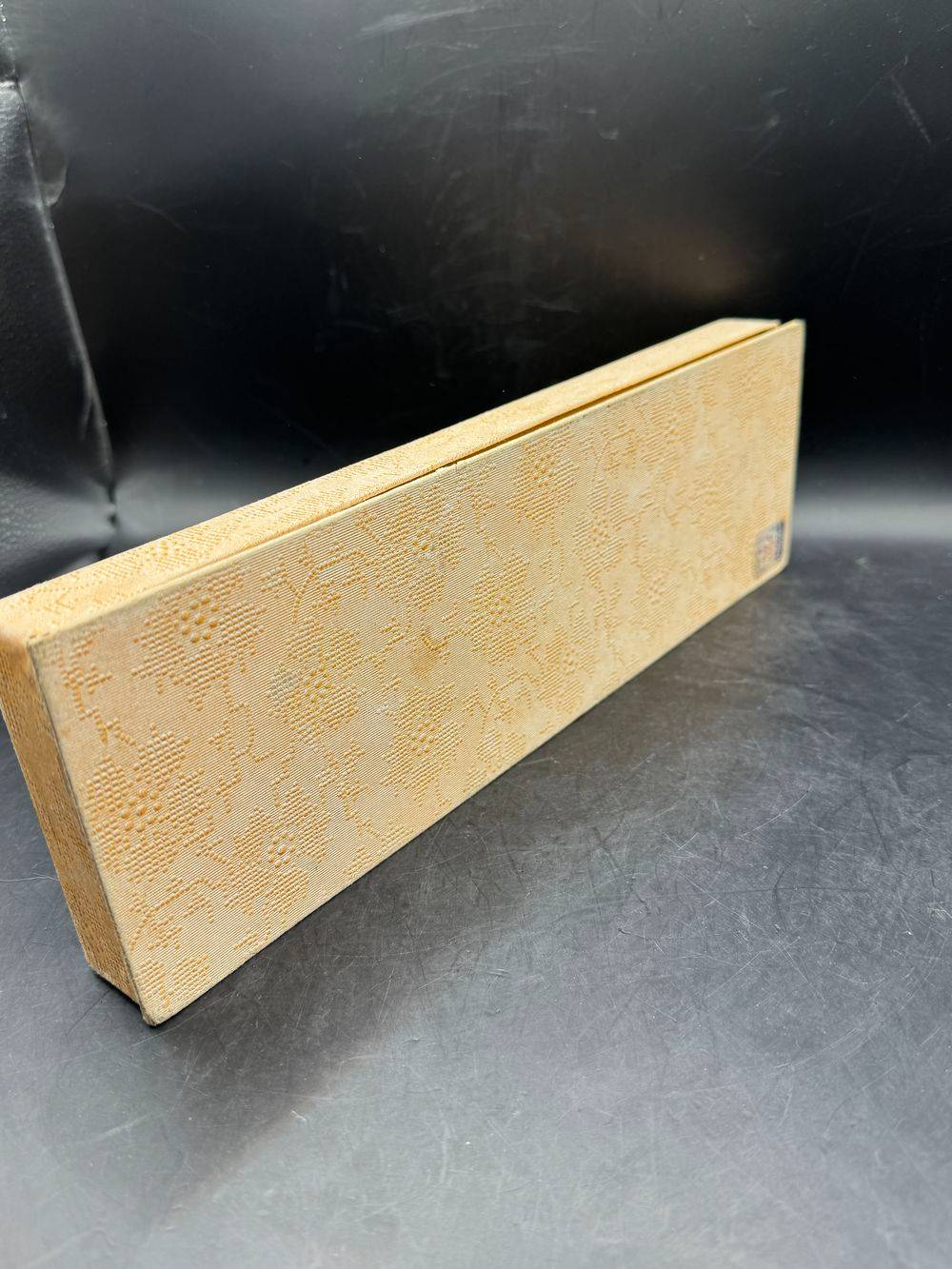 Ensemble / lot de douze (12) portes couteau (dans leur écrin d'origine) - Carrés en verre translucide - Achetés dans les années 50 au Bon Marché à Paris - Décoration - Collection – Image 8