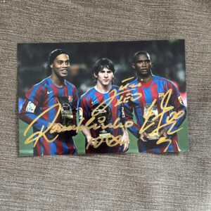 Dédicace - Autographe - Très rare photo signée en trio au feutre doré par Lionel Léo Messi - Ronaldinho - Samuel Eto'o - Format 10x15 - Football - Argentine - Brésil - Psg - Real - Barca -Collection