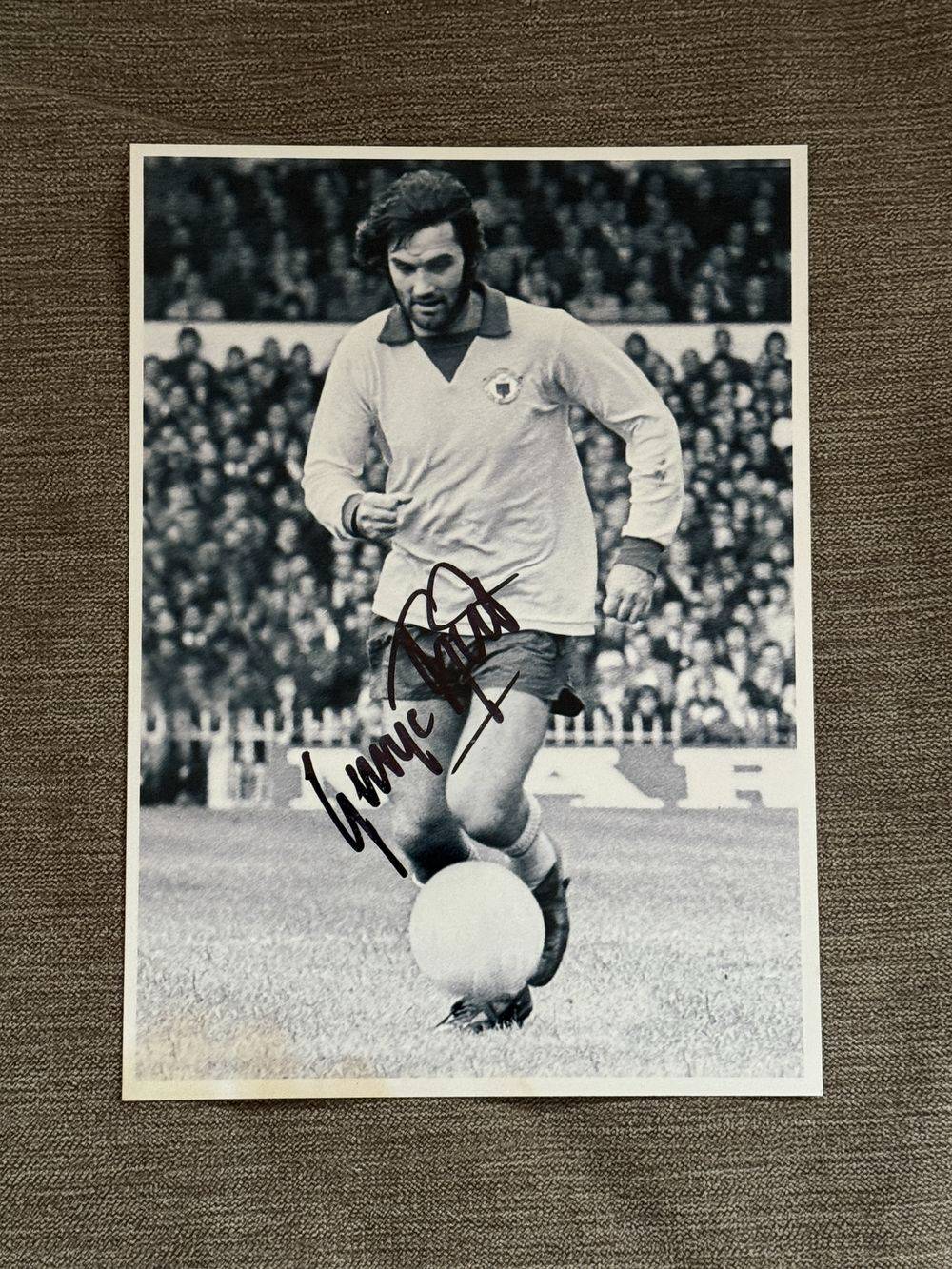 Dédicace - Autographe - Introuvable photo beau format signée au feutre noir par George Best, le 5ème Beatles - Format 15x20 - Football - Manchester United - Collection