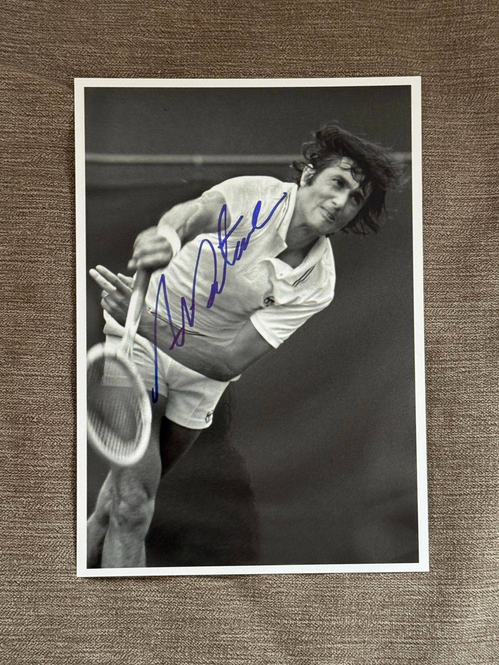 Dédicace - Autographe - Rare photo beau format signée au feutre bleu par Ilie Nastase - Format 20x15 - Tennis - Roland-Garros - Wimbledon - Us Open - OA - Collection