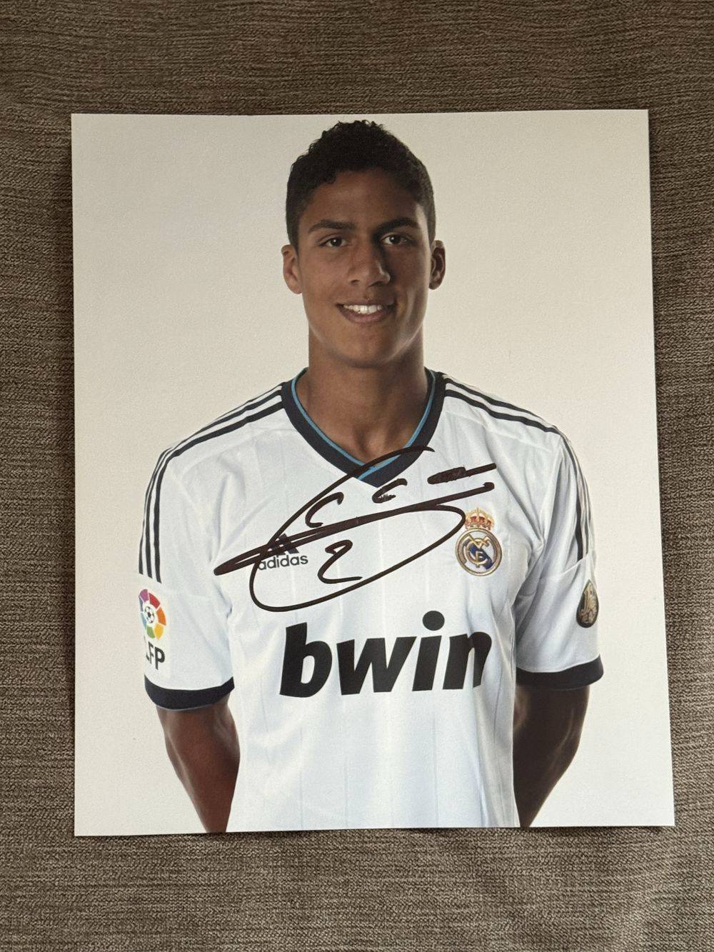 Dédicace - Autographe - Rare grande photo signée au feutre par Raphaël Varane - Format 25x20 - Football - Equipe de France - Real - Collection