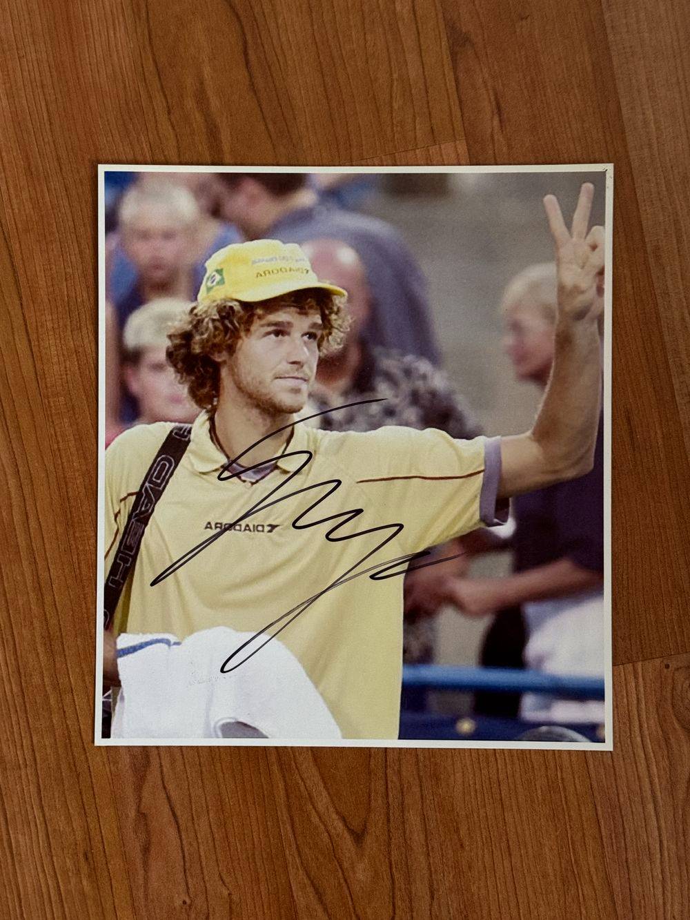 Dédicace - Autographe - Rare photo grand format signée au feutre noir par Gustavo Kuerten - Guga - Format 21x23 - Tennis - Roland-Garros - Wimbledon - Us Open - OA - Collection