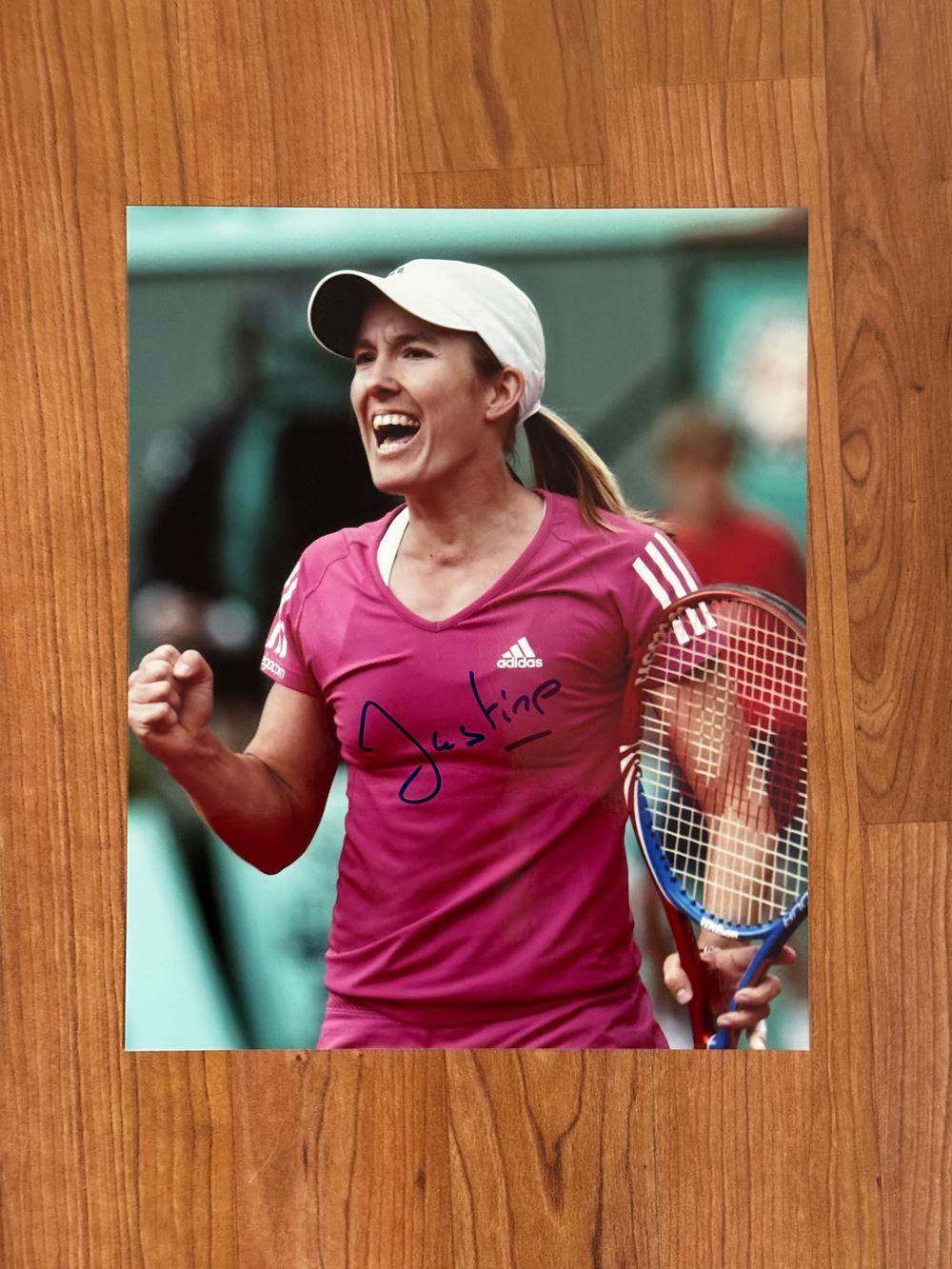 Dédicace - Autographe - Rare photo grand format signée au feutre bleu par Justine Henin - Format 20x25 - Tennis - Roland-Garros - Wimbledon - Us Open - OA - Collection