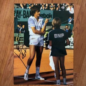 Dédicace - Autographe - Rare photo Mag grand format signée au feutre noir par Henri leconte - 20x28 - Tennis - Roland-Garros - Wimbledon - Us Open - OA - Collection