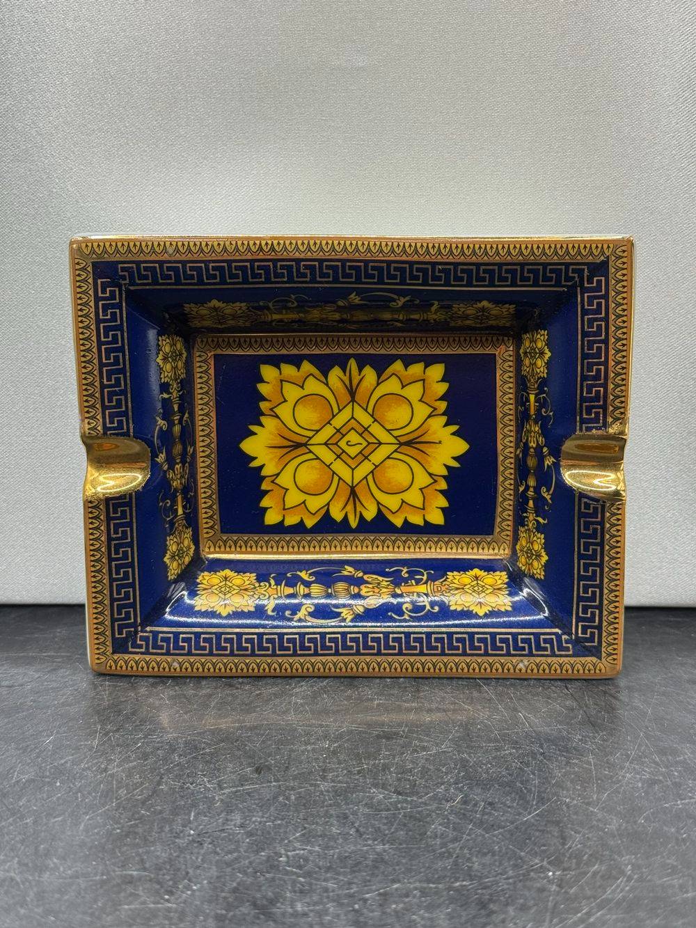 Magnifique cendrier Hermes (dans le goût de) - Pouvant servir de vide-poche - En porcelaine à décor de motifs feuillagés jaune sur fond bleu nuit - Décoration - Collection – Image 2