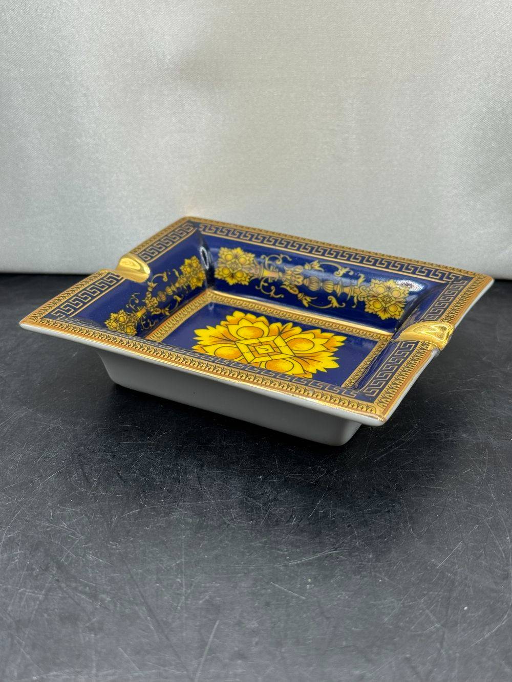Magnifique cendrier Hermes (dans le goût de) - Pouvant servir de vide-poche - En porcelaine à décor de motifs feuillagés jaune sur fond bleu nuit - Décoration - Collection – Image 3