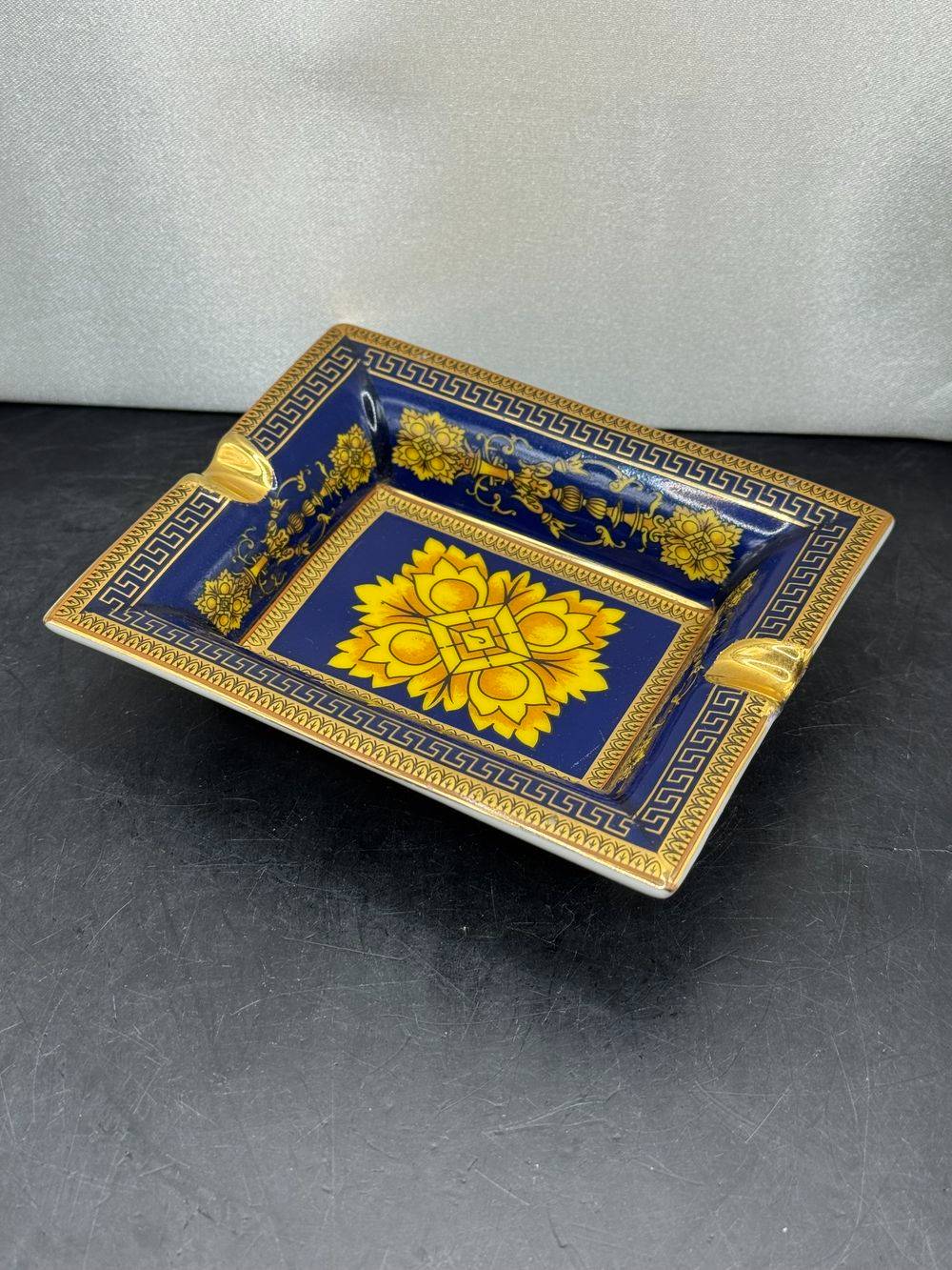 Magnifique cendrier Hermes (dans le goût de) - Pouvant servir de vide-poche - En porcelaine à décor de motifs feuillagés jaune sur fond bleu nuit - Décoration - Collection – Image 4