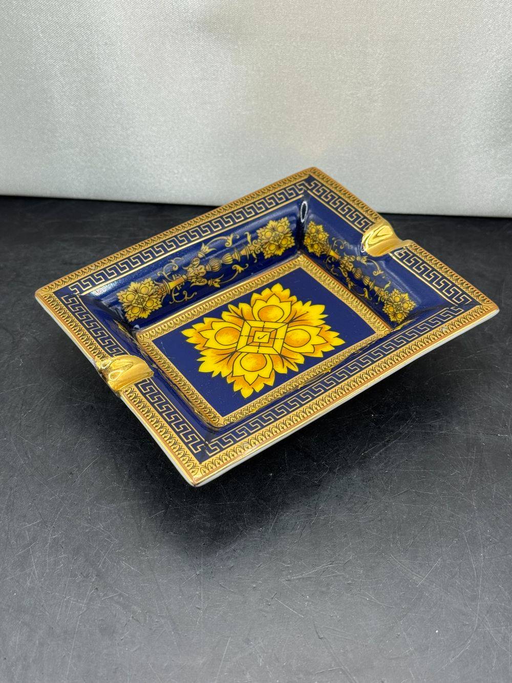 Magnifique cendrier Hermes (dans le goût de) - Pouvant servir de vide-poche - En porcelaine à décor de motifs feuillagés jaune sur fond bleu nuit - Décoration - Collection – Image 5