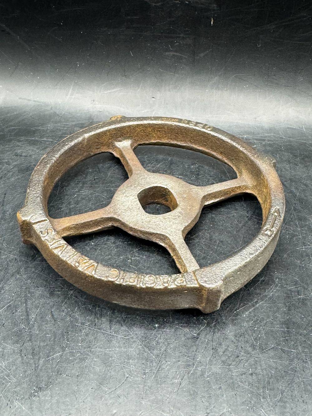 Ancien volant de manœuvre - Robinet - Poignée de valve (3) - En fonte de fer - Pacific Valve - Collection - Décoration industrielle – Image 4