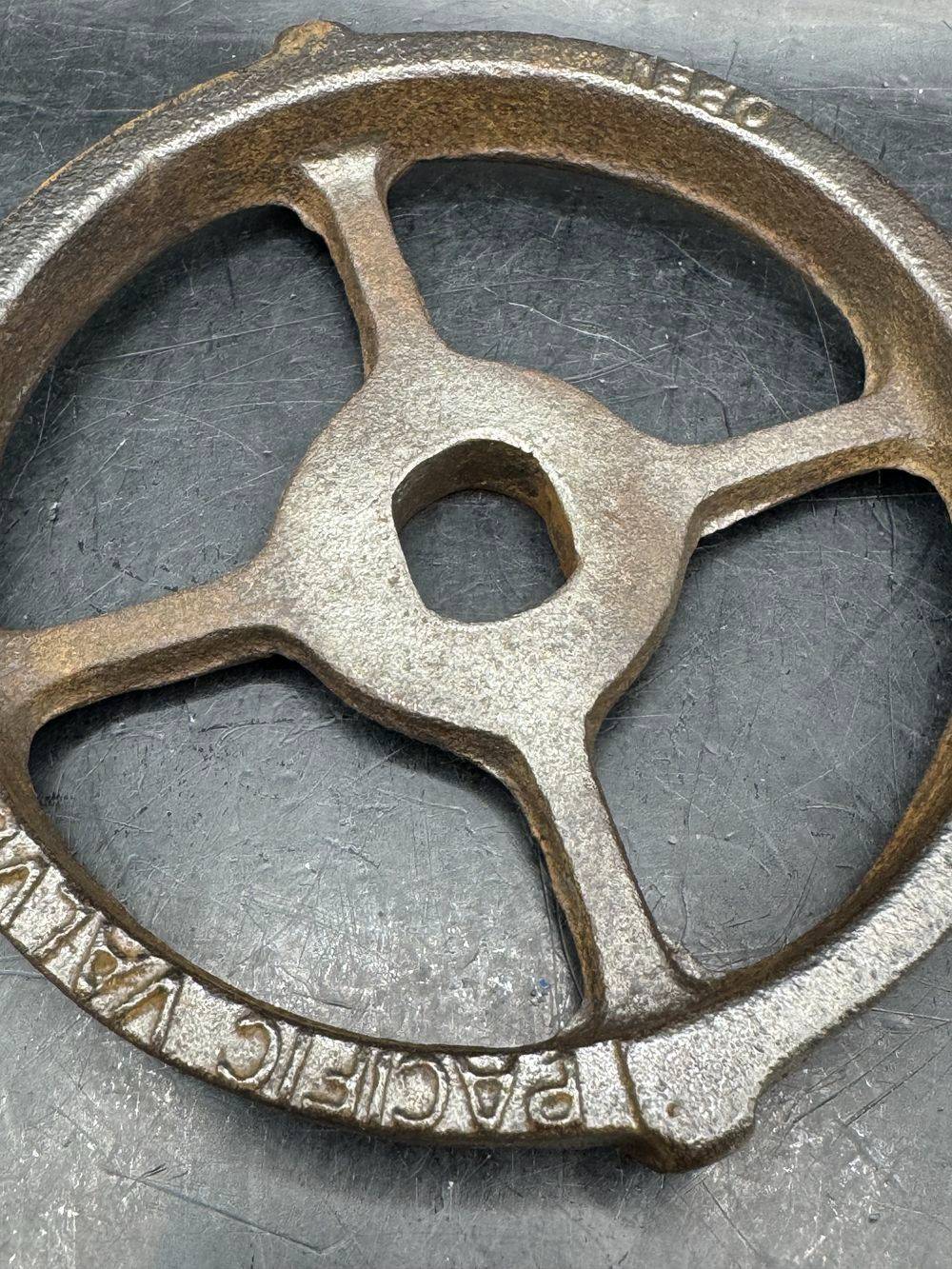 Ancien volant de manœuvre - Robinet - Poignée de valve (3) - En fonte de fer - Pacific Valve - Collection - Décoration industrielle – Image 5