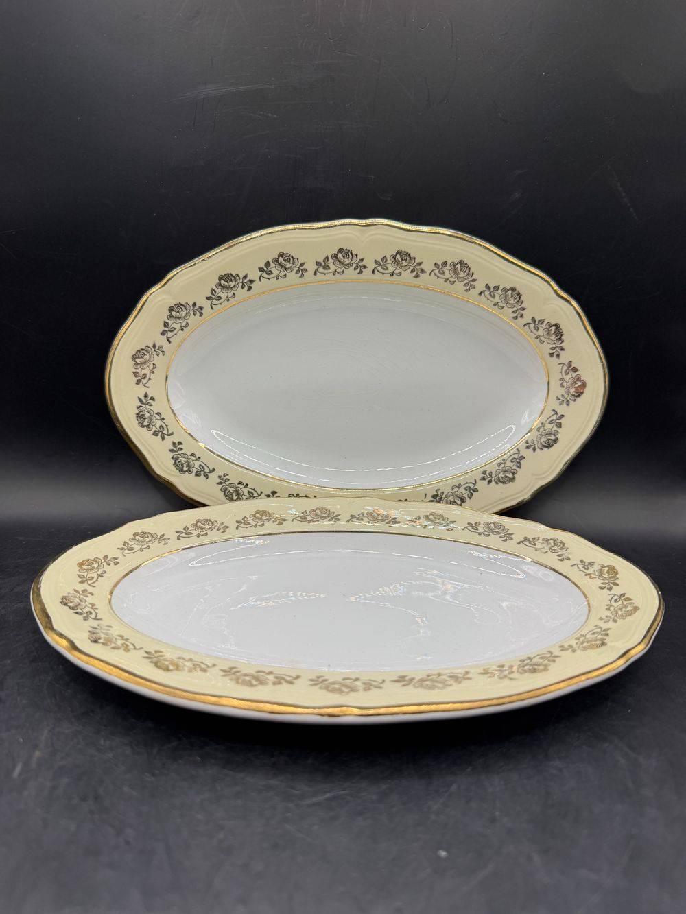 Ensemble / Lot de deux petits plats de service (raviers) - L’Amandinoise - Estampillés et numérotés 9702 - Vanille, blanc et doré - Vers 1950 - Vaisselle Française - Décoration - Collection – Image 2