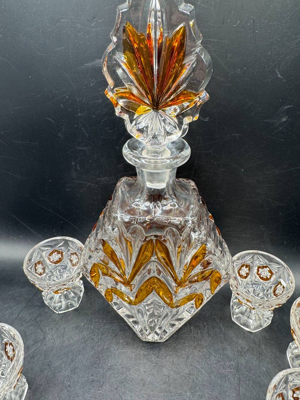 Ensemble / Lot - Service à liqueur - Une Carafe et son bouchon + 5 verres à liqueur en verre ambré stylisé - Vers 1950 - Décoration - Collection – Image 2