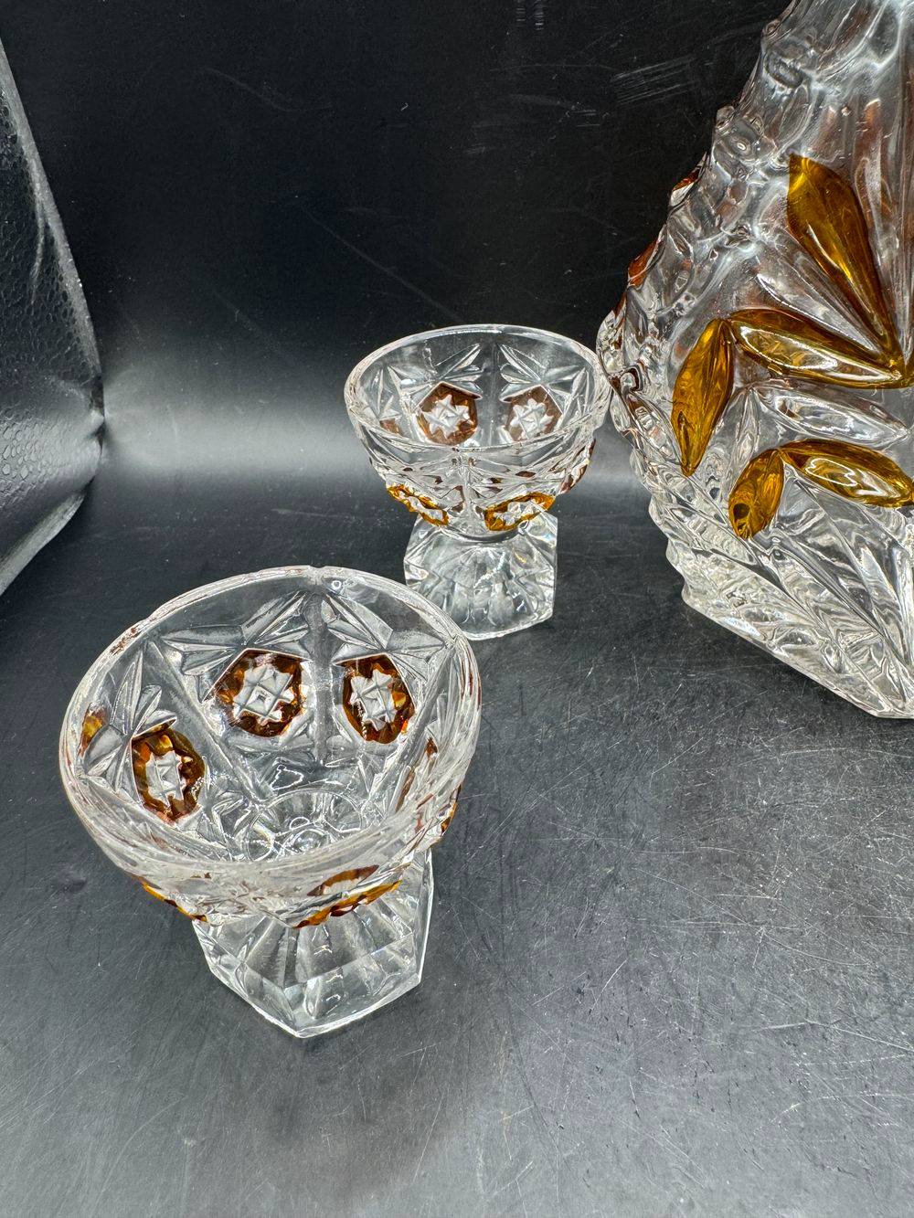 Ensemble / Lot - Service à liqueur - Une Carafe et son bouchon + 5 verres à liqueur en verre ambré stylisé - Vers 1950 - Décoration - Collection – Image 3