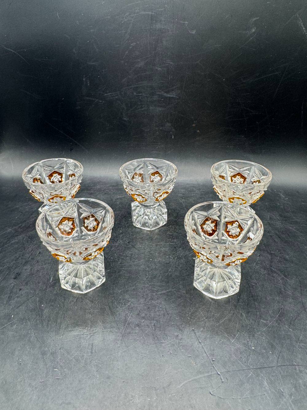 Ensemble / Lot - Service à liqueur - Une Carafe et son bouchon + 5 verres à liqueur en verre ambré stylisé - Vers 1950 - Décoration - Collection – Image 4