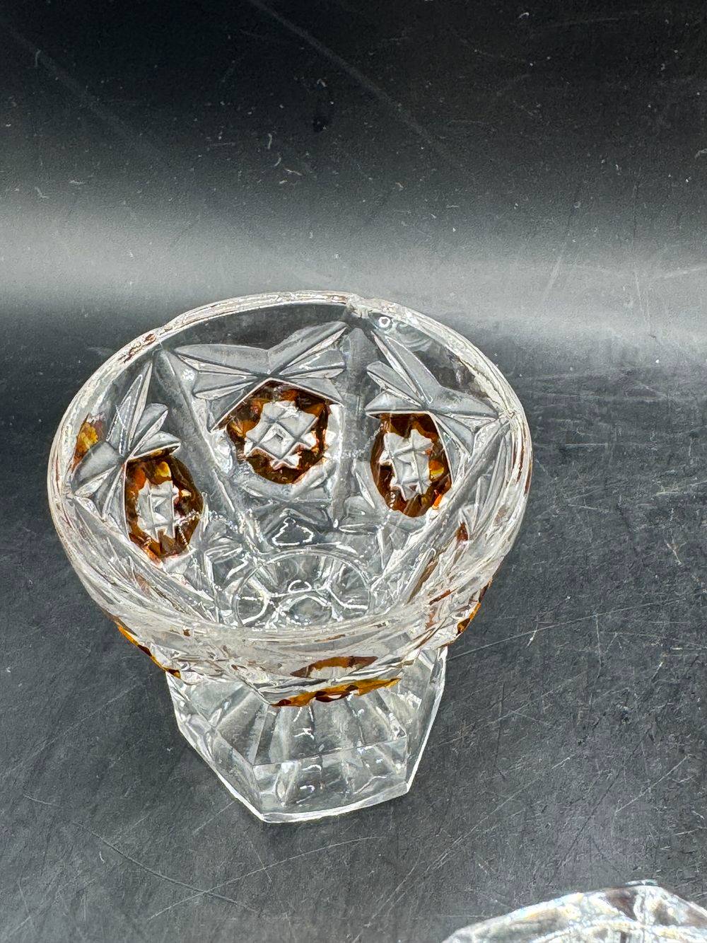 Ensemble / Lot - Service à liqueur - Une Carafe et son bouchon + 5 verres à liqueur en verre ambré stylisé - Vers 1950 - Décoration - Collection – Image 5