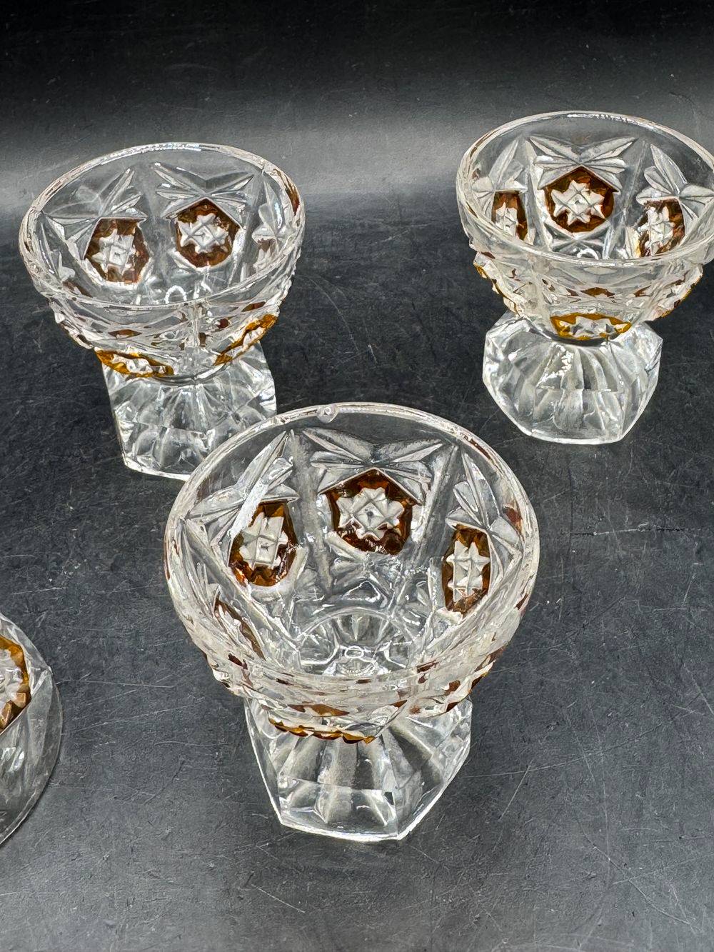 Ensemble / Lot - Service à liqueur - Une Carafe et son bouchon + 5 verres à liqueur en verre ambré stylisé - Vers 1950 - Décoration - Collection – Image 6