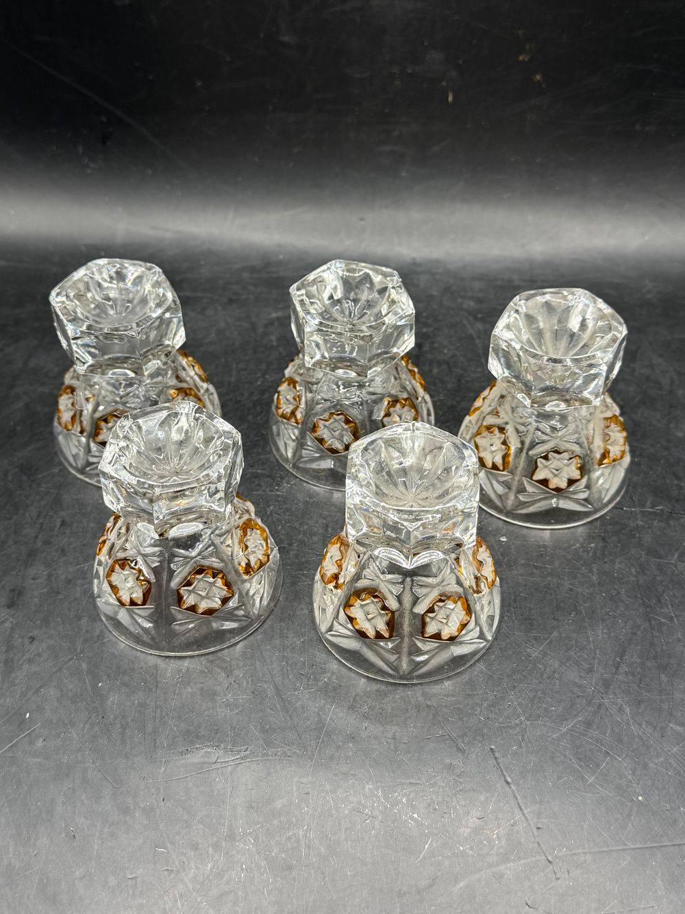 Ensemble / Lot - Service à liqueur - Une Carafe et son bouchon + 5 verres à liqueur en verre ambré stylisé - Vers 1950 - Décoration - Collection – Image 7