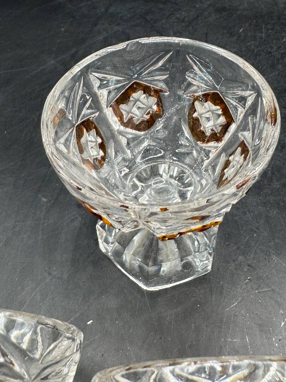 Ensemble / Lot - Service à liqueur - Une Carafe et son bouchon + 5 verres à liqueur en verre ambré stylisé - Vers 1950 - Décoration - Collection – Image 9