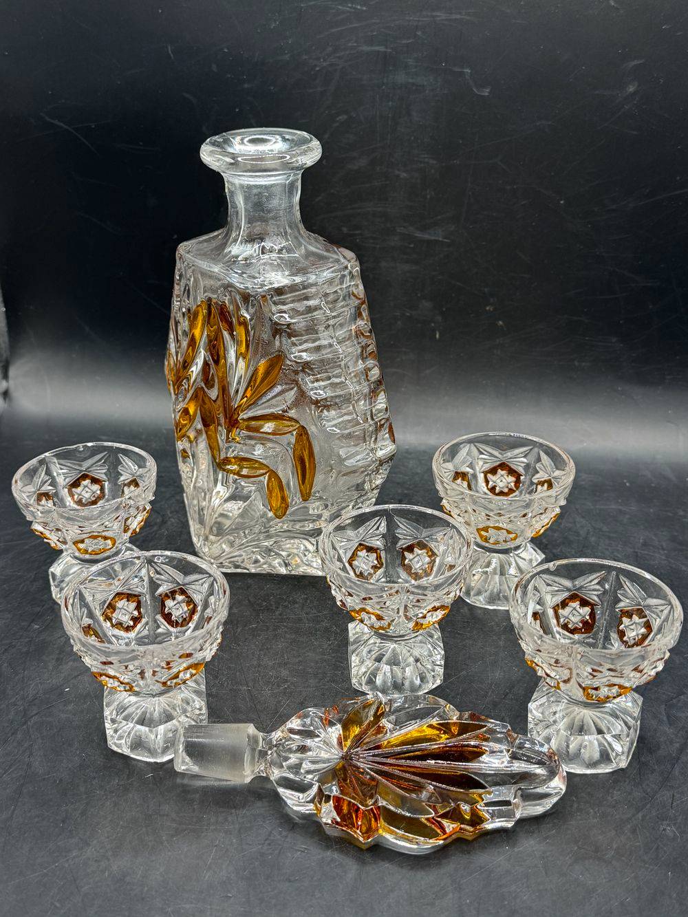 Ensemble / Lot - Service à liqueur - Une Carafe et son bouchon + 5 verres à liqueur en verre ambré stylisé - Vers 1950 - Décoration - Collection – Image 10