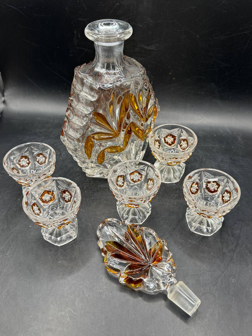 Ensemble / Lot - Service à liqueur - Une Carafe et son bouchon + 5 verres à liqueur en verre ambré stylisé - Vers 1950 - Décoration - Collection – Image 11