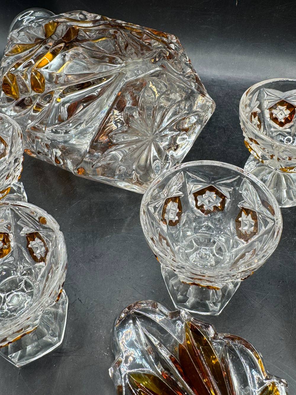 Ensemble / Lot - Service à liqueur - Une Carafe et son bouchon + 5 verres à liqueur en verre ambré stylisé - Vers 1950 - Décoration - Collection – Image 12