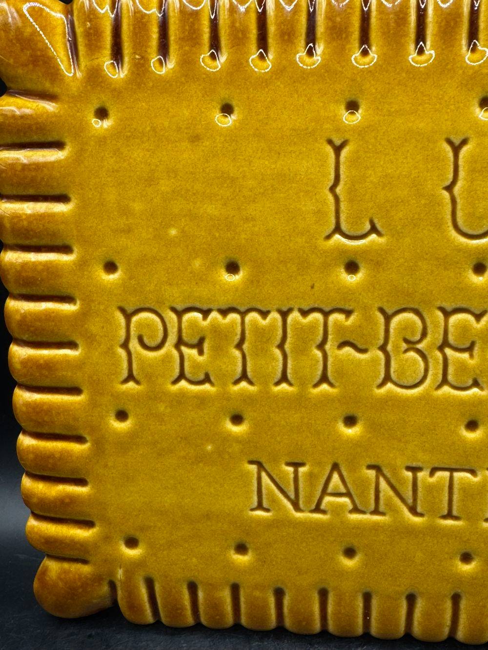 Dessous de Plat en céramique en forme de biscuit Lu - Petit beurre - Nantes - Made in France Marque déposée (c) par la Générale Biscuit - Collection - Décoration – Image 3