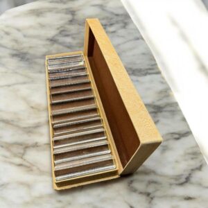 Ensemble / lot de douze (12) portes couteau (dans leur écrin d'origine) - Carrés en verre translucide - Achetés dans les années 50 au Bon Marché à Paris - Décoration - Collection