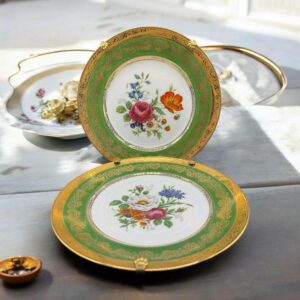 Ensemble de deux rares et anciennes assiettes décoratives en porcelaine de Limoges - France - Décor Or “rehaussé main” - Introuvables en l'état - Début 20ème - signées et accroche murale avec griffes - Décoration - Collection