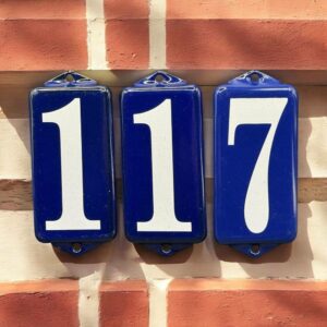 Trois petites plaques émaillées bleues et blanches avec les chiffres un (x2) et sept (7) - Décoration - Collection - 117 - 171 ...