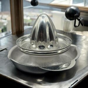 Ancien presse agrumes / citrons - Made in France - En inox - Vers 1960/70 - Estampillé - Collection - Décoration - Vintage